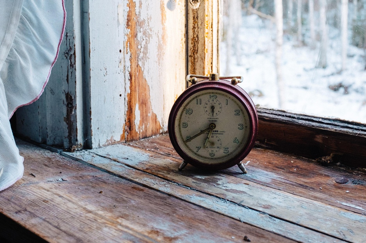 ¿Cuál es la diferencia de frecuencia y frecuencia angular?