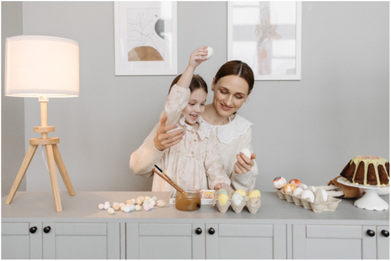 Una madre ocupada con su hija.