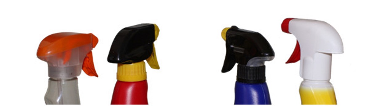 Diferentes botellas para limpiadores.