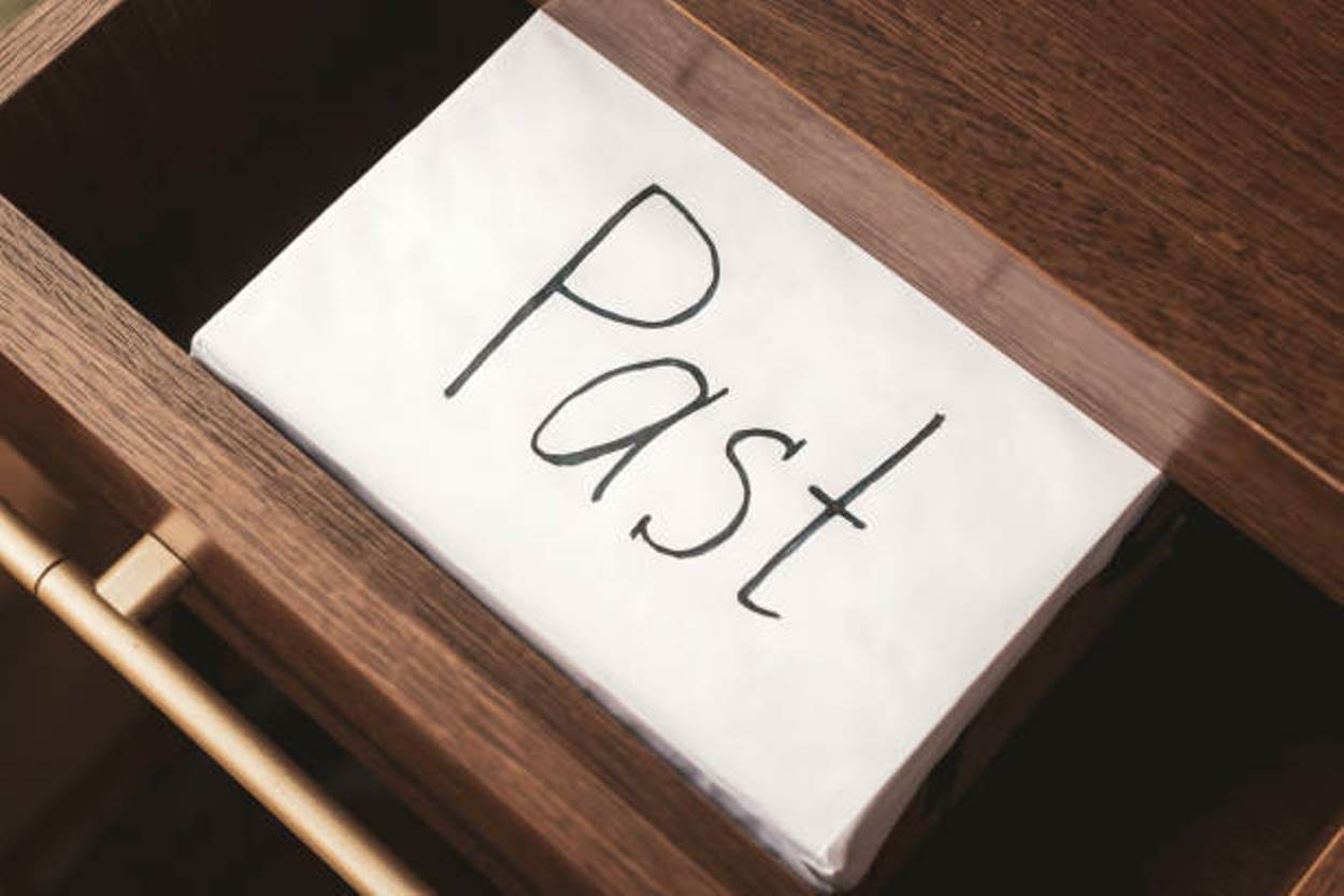 El tiempo pasado es algo que ya sucedió o tuvo lugar en la historia.