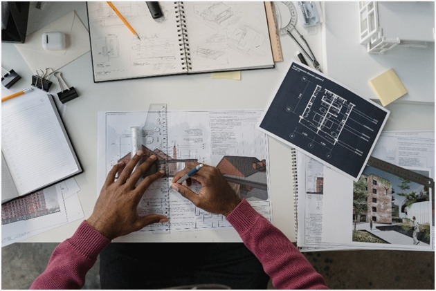 Uso de un compás y un transportador.