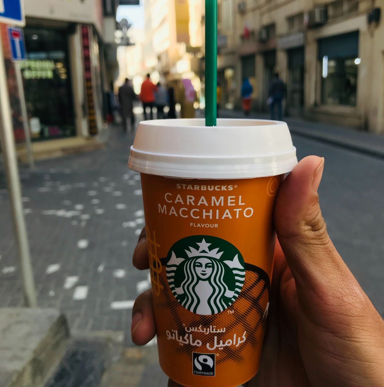 El ingrediente secreto de Caramel Macchiato, el jarabe de vainilla, le da un sabor único.