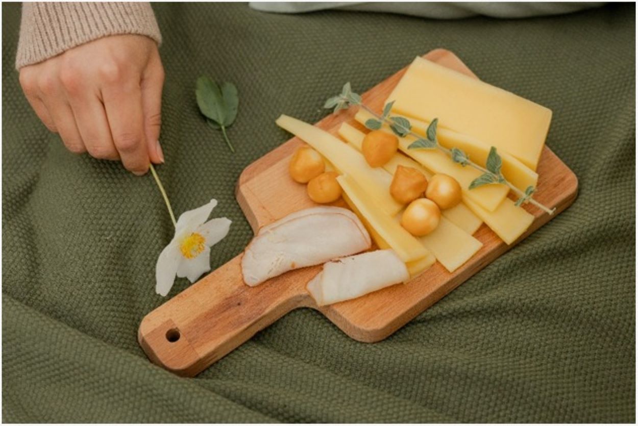 ¿Hay alguna diferencia entre el queso americano amarillo y el queso americano blanco? – Todas las diferencias El betacaroteno en la leche le da un tinte amarillento al queso