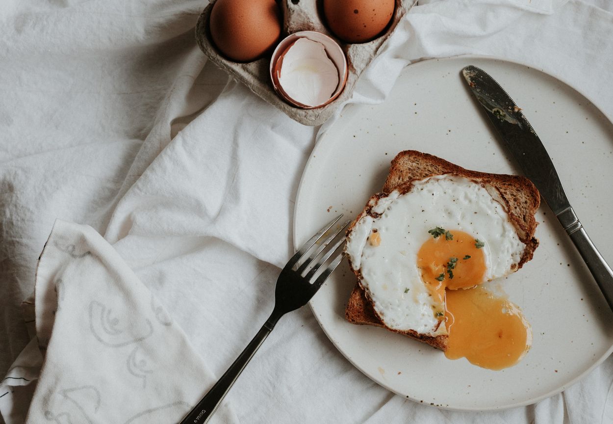 ¿Cuál es la diferencia entre un huevo frito y un huevo soleado? (Descubrir) – Todas las diferencias Huevo frito