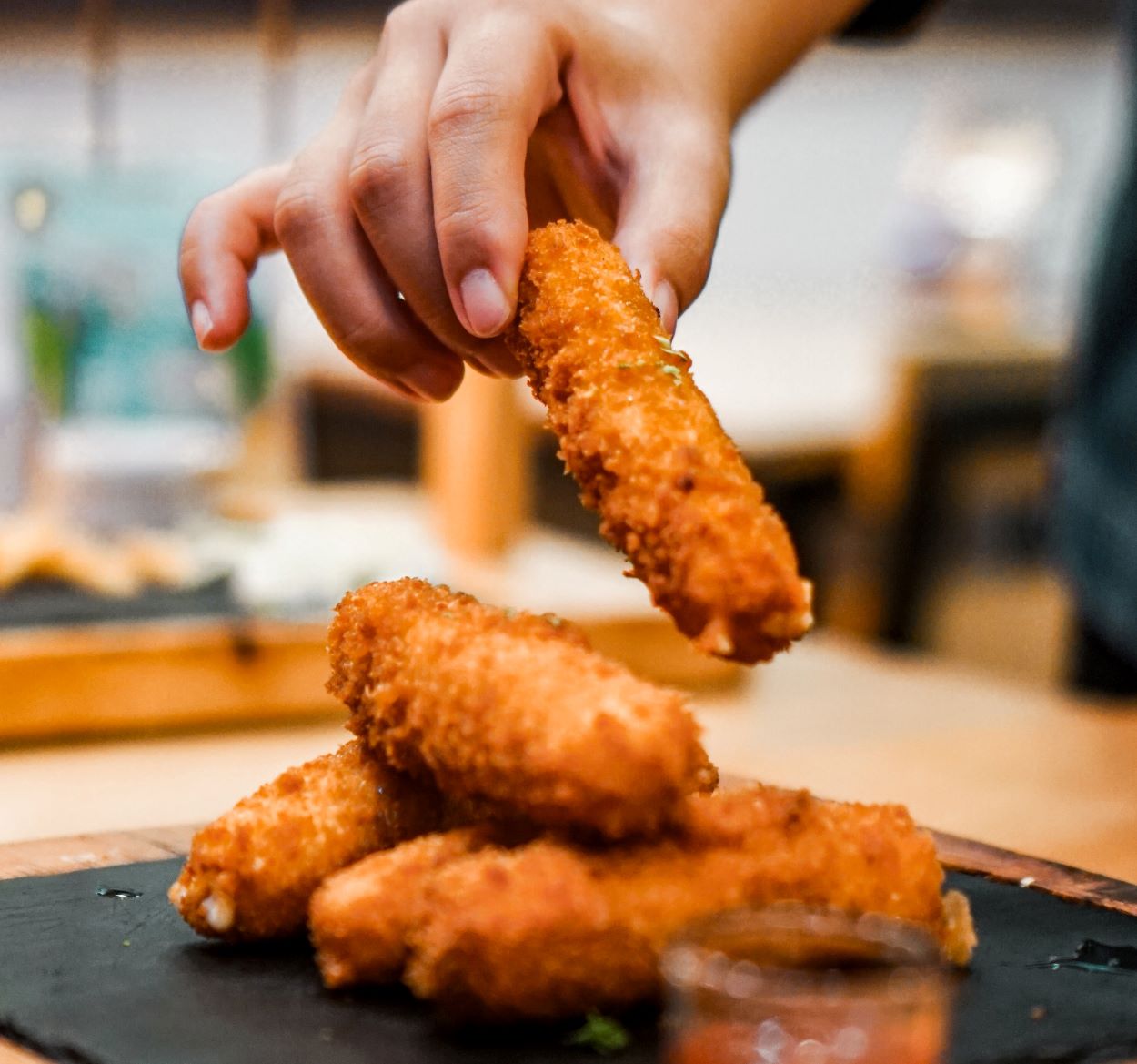 ¿Cuál es la diferencia entre los dedos de pollo, las tiras de pollo y las tiras de pollo? – Todas las diferencias Los deditos de pollo saben mejor con diferentes tipos de salsas