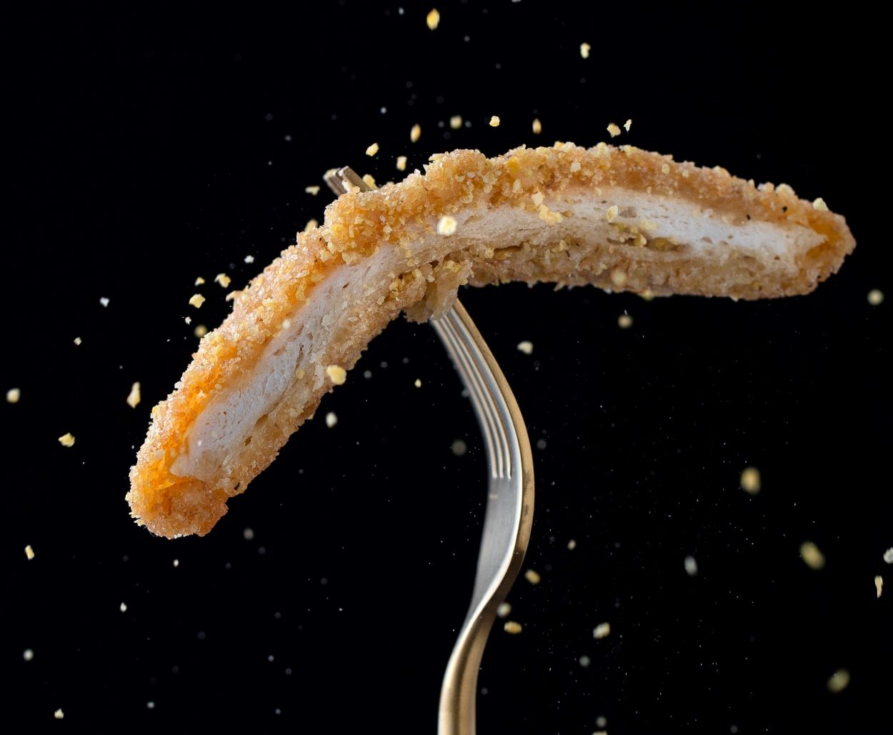 ¿Cuál es la diferencia entre los dedos de pollo, las tiras de pollo y las tiras de pollo? – Todas las diferencias Las tiras de pollo tienen un exterior crujiente.