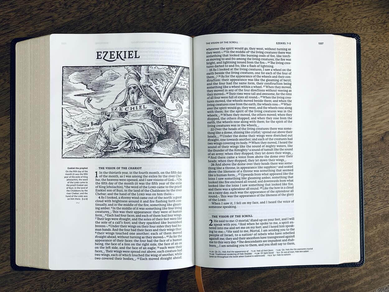 Una imagen de un libro abierto de las Sagradas Escrituras que le brinda información sobre Ezequiel.