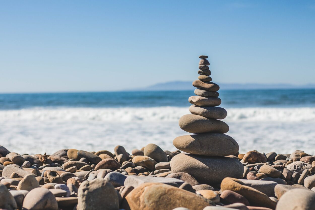 Múltiples rocas una encima de la otra con un equilibrio perfecto. 
