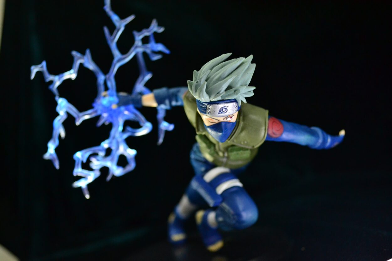 Una figura de acción de Kakashi Hatake realizando ataques únicos y geniales usando su Chakra.