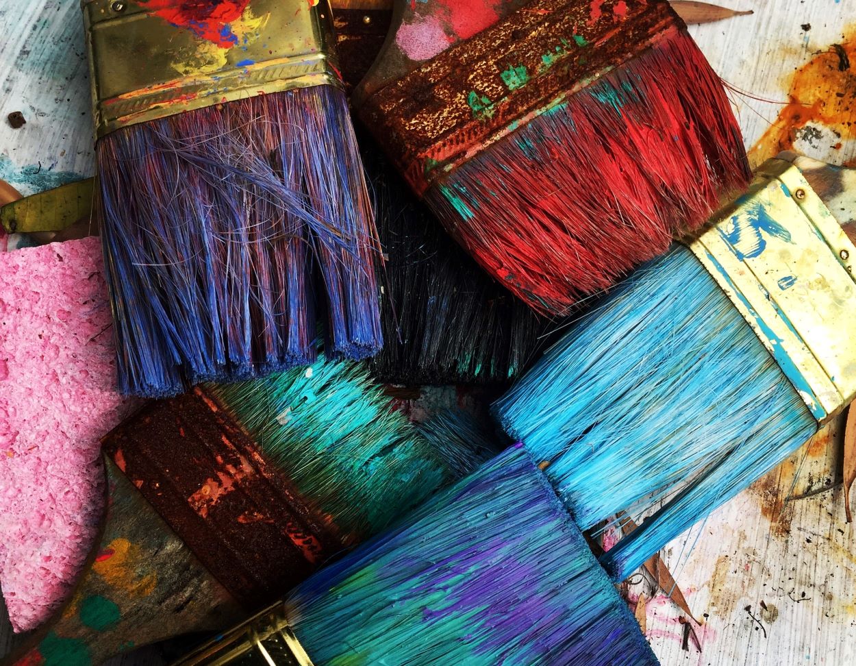 Puede lograr tonos vibrantes agregando colorantes a una base decorativa.