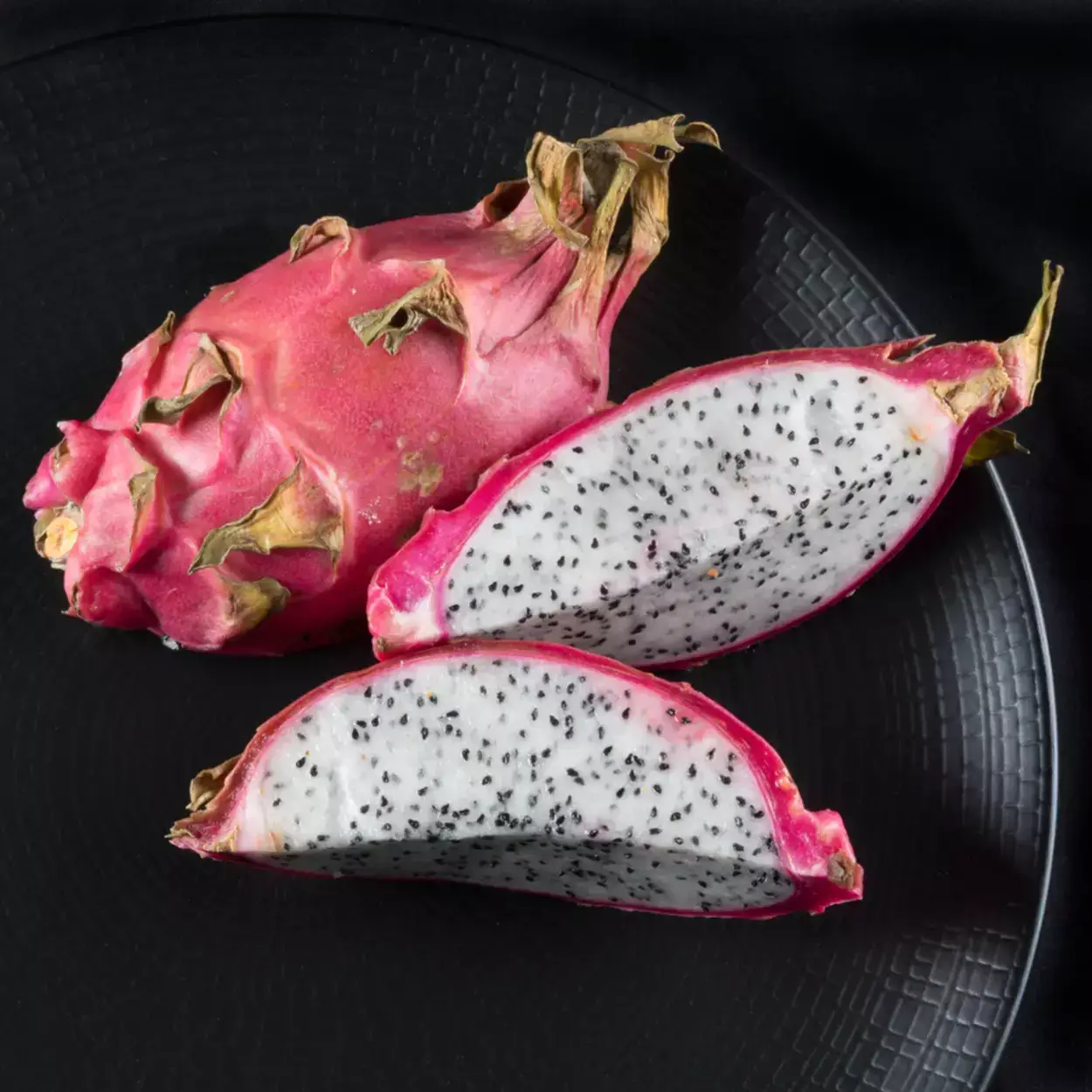 La pitahaya blanca tiene más escamas y espinas en comparación con la pitahaya morada.