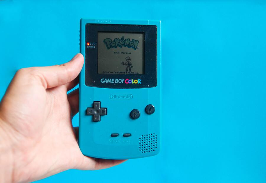 Una Nintendo Gameboy Color Azul Jugando Pokémon