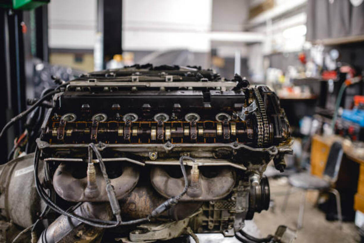 El olor a aceite quemado, los síntomas de una junta de tapa de válvula quemada