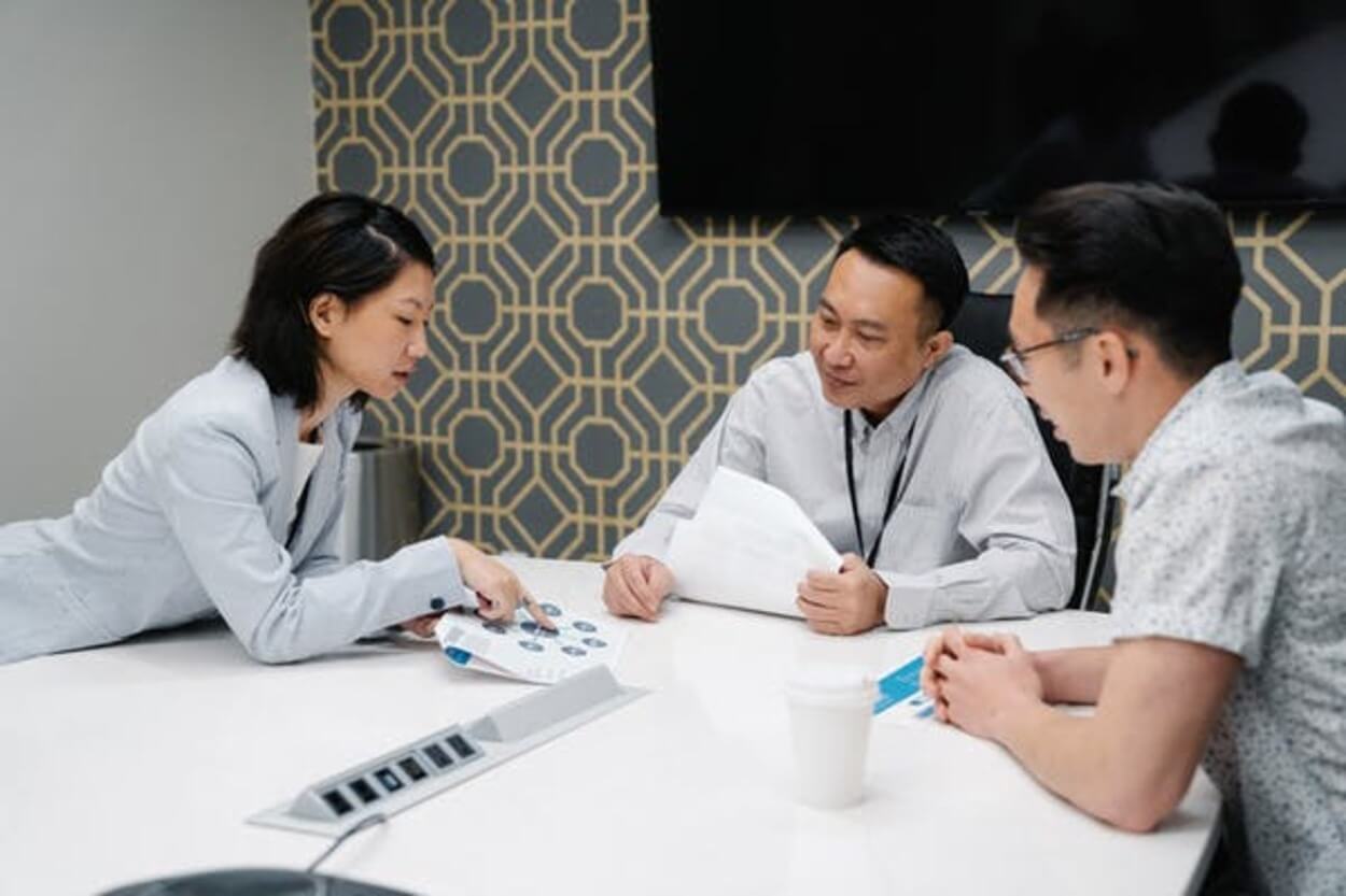 Los médicos trabajan junto con otros expertos en salud para un mejor diagnóstico.