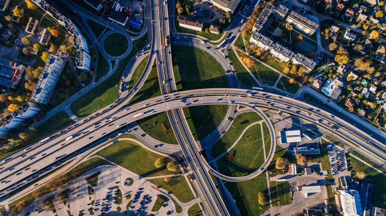 Una imagen aérea de carreteras y puentes en una ciudad.