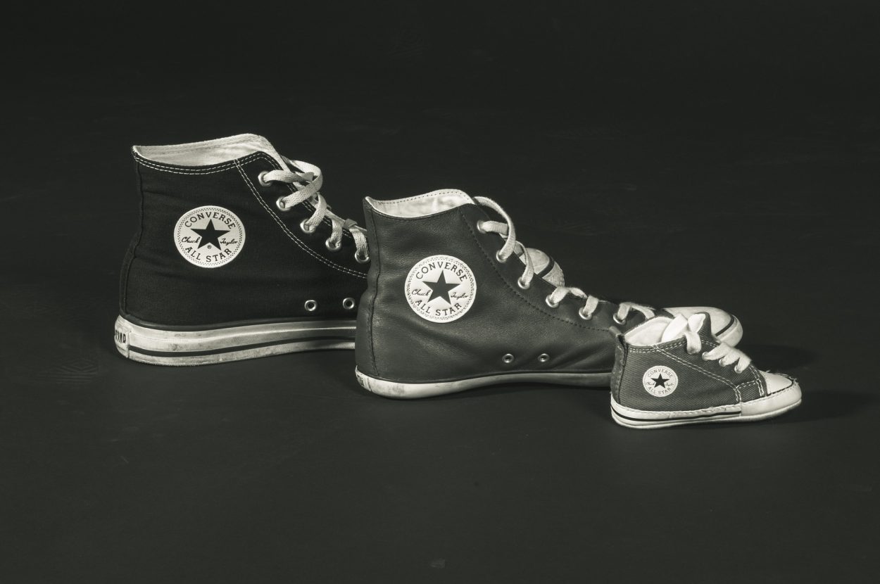 Una imagen de diferentes tamaños de Converse Chuck Taylors
