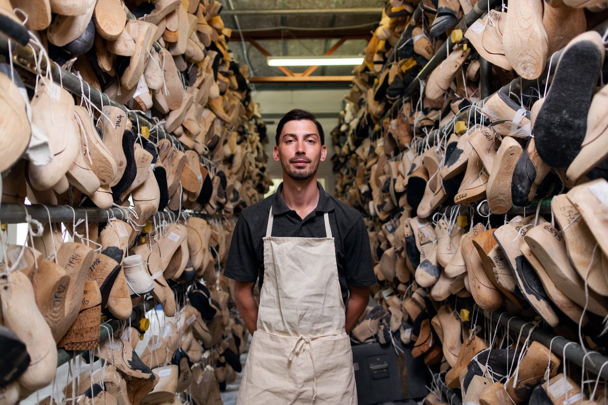 Una foto de un hombre de la fábrica de zapatos