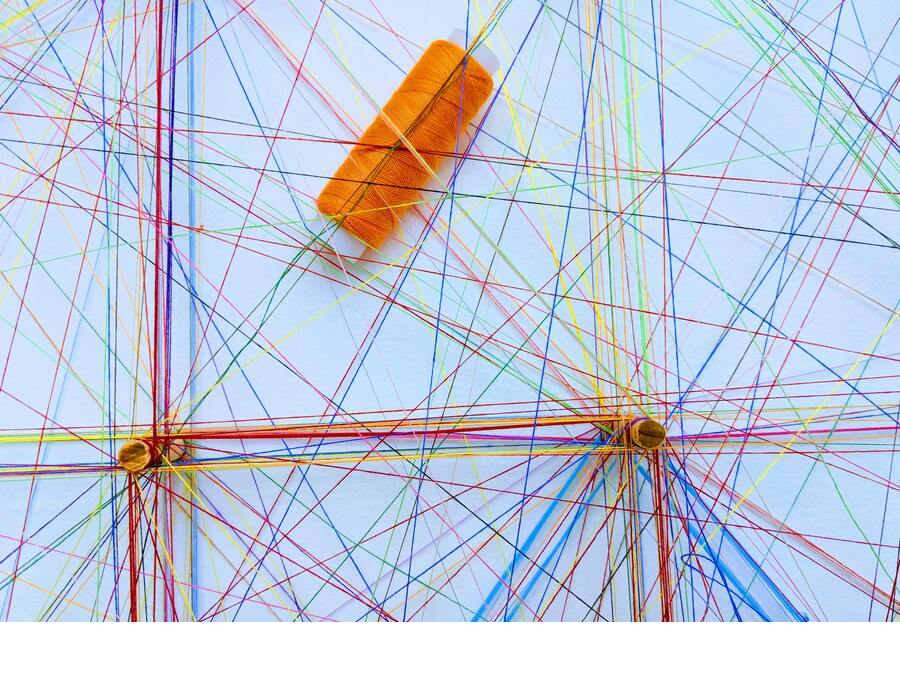 hilos que representan cómo todos nosotros estamos conectados a través de la red.