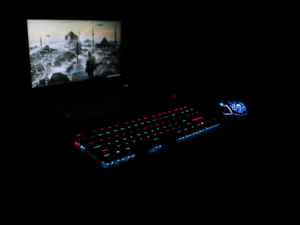 un monitor y un teclado