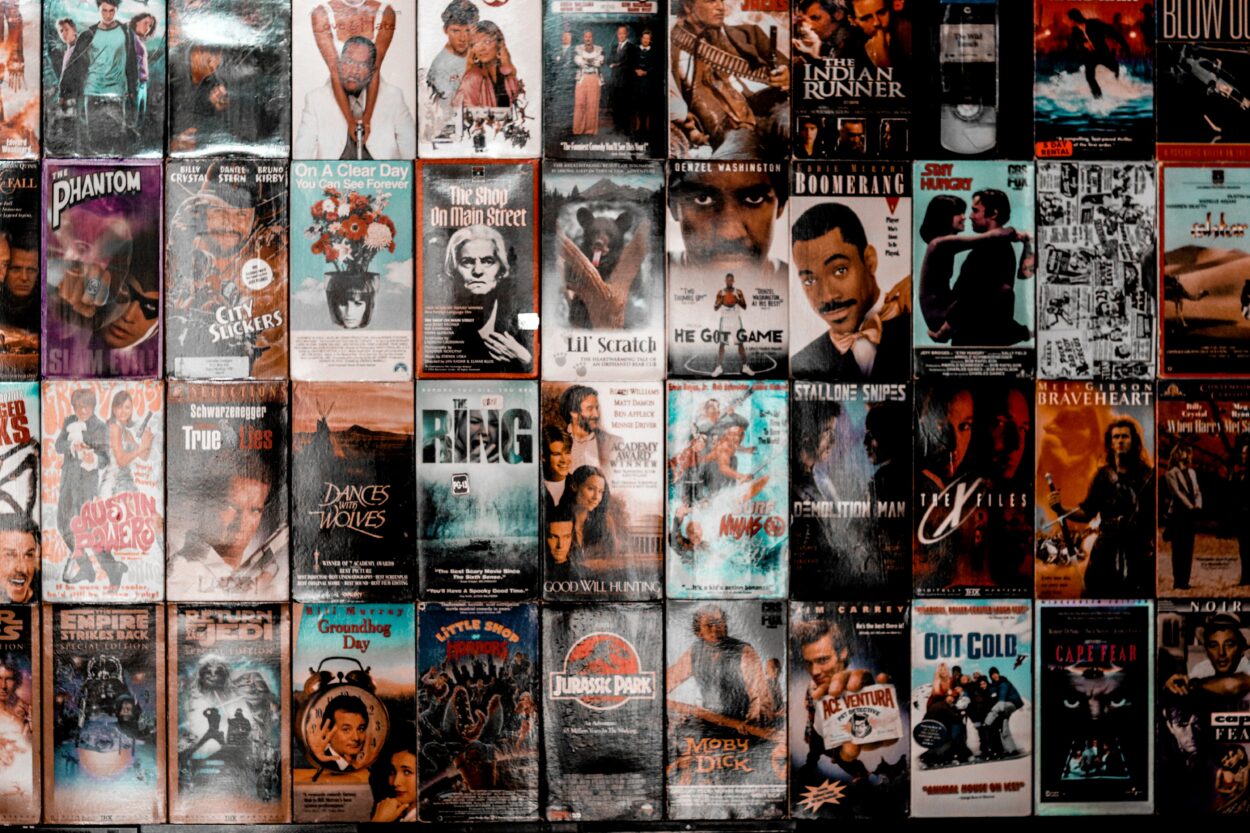 un collage de carteles de cine