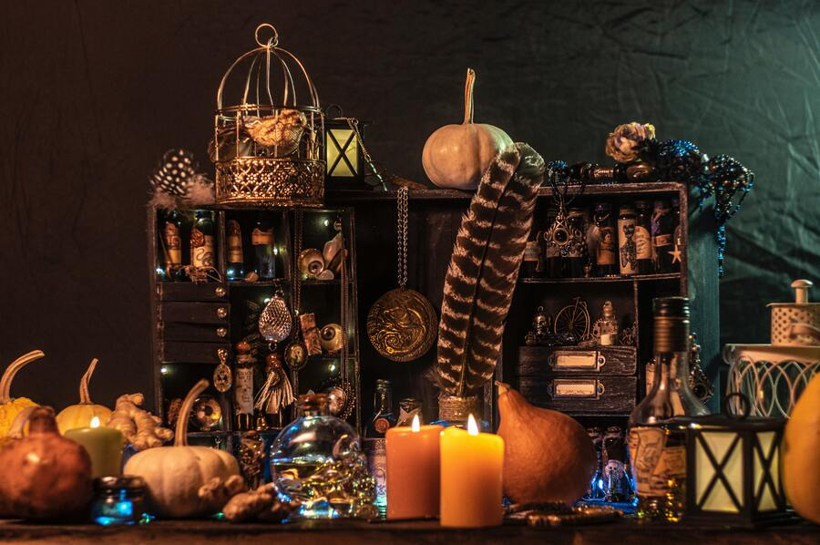 Una mesa llena de cosas de hechiceros utilizadas en la magia