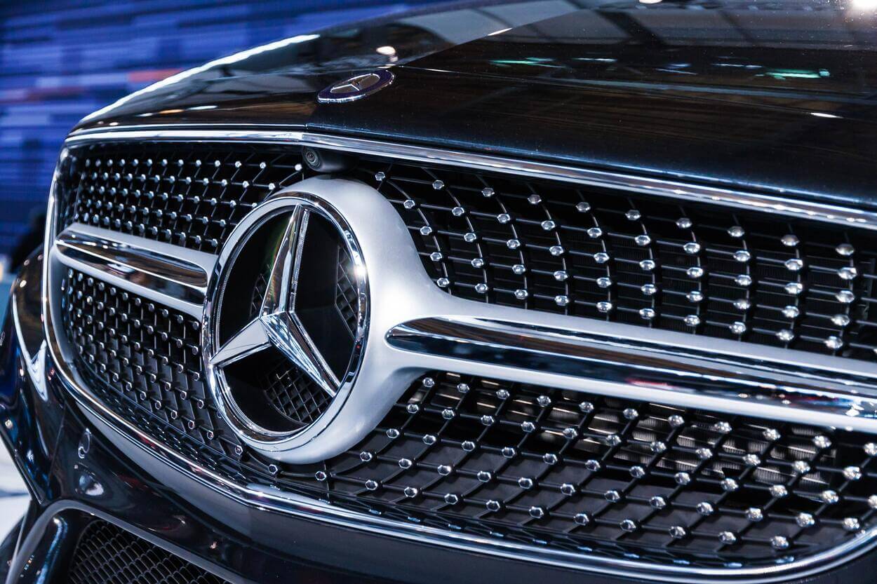 Una imagen del logo de Mercedes-Benz.