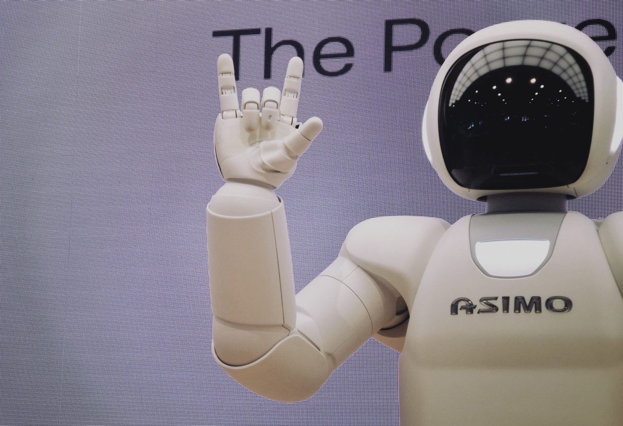 un robot haciendo una señal de mano