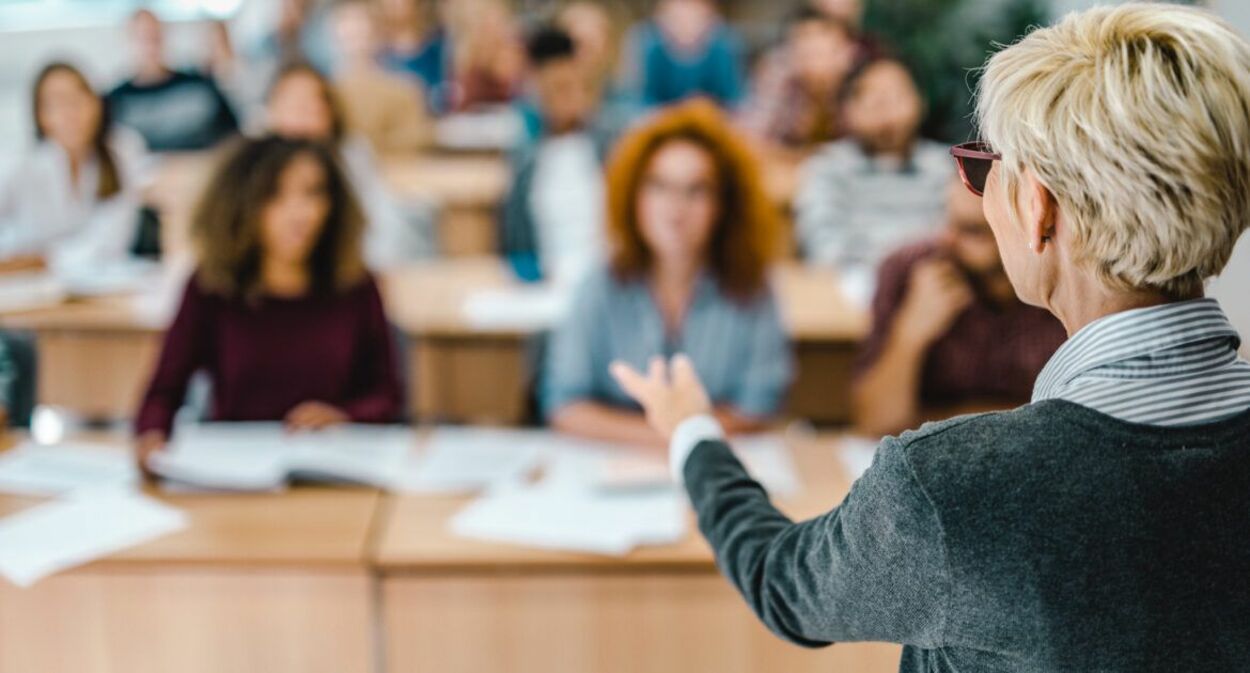 un profesor hablando con una clase