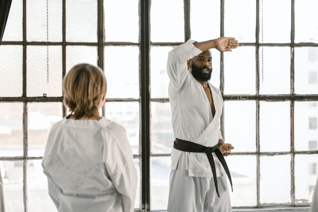 dos personas haciendo kárate