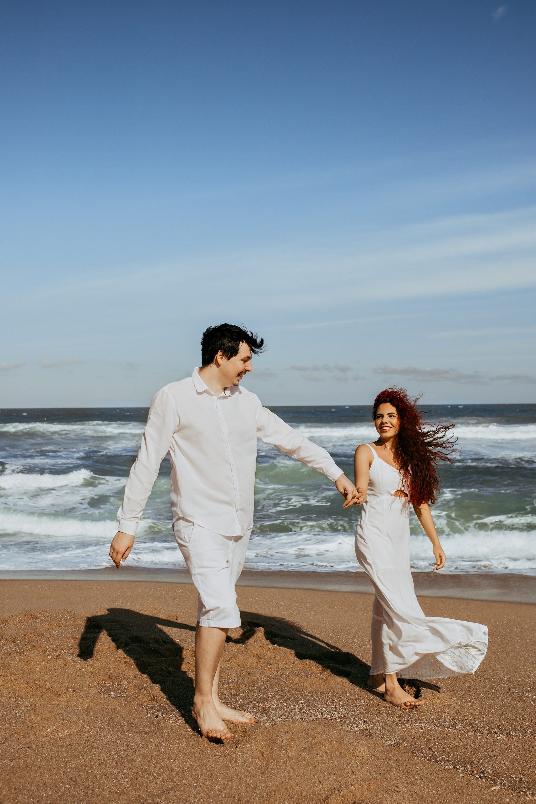 dos personas en la playa