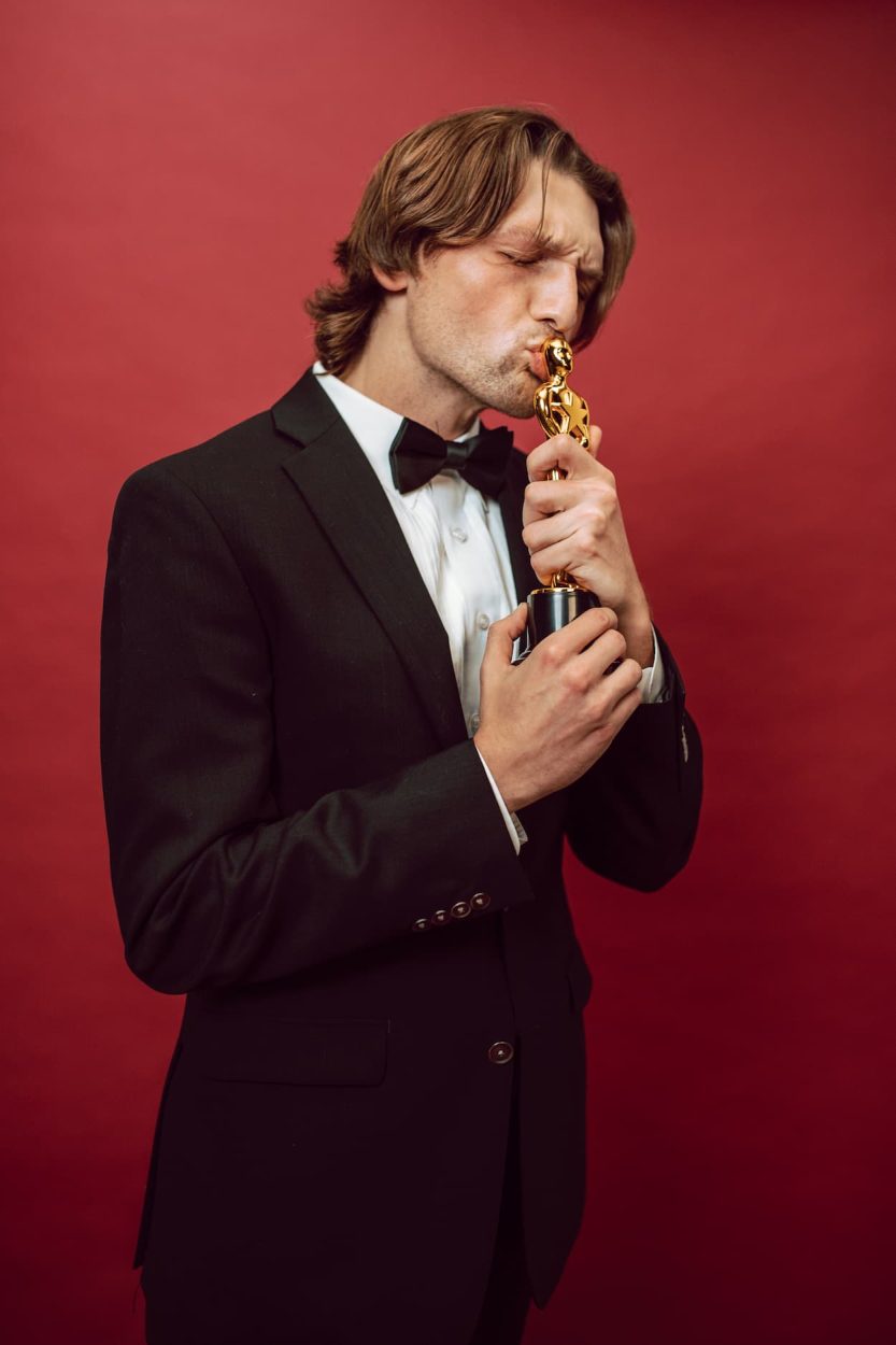 Un hombre besando su premio. 