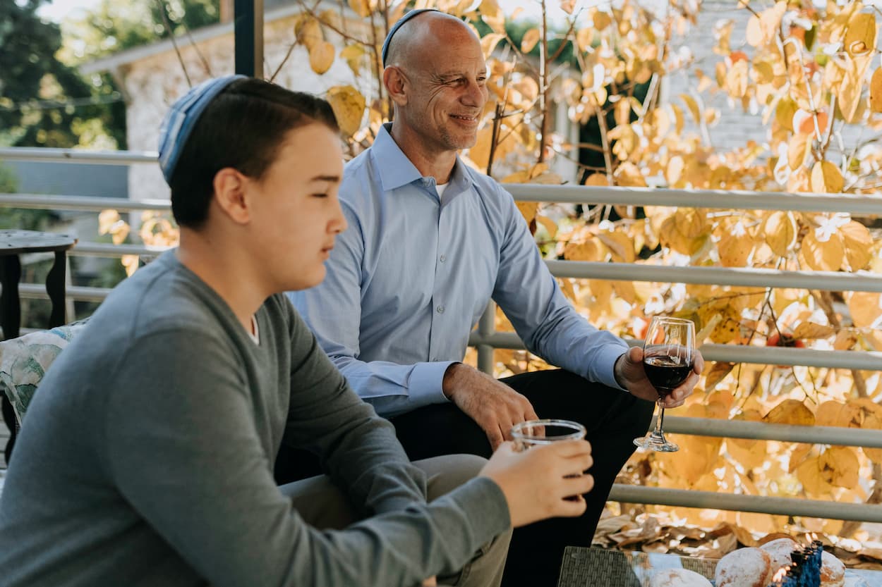 Padre e hijo disfrutando de su bebida en Inn