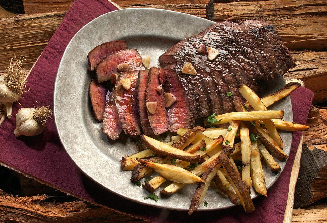 bistec jugoso servido con papas fritas!