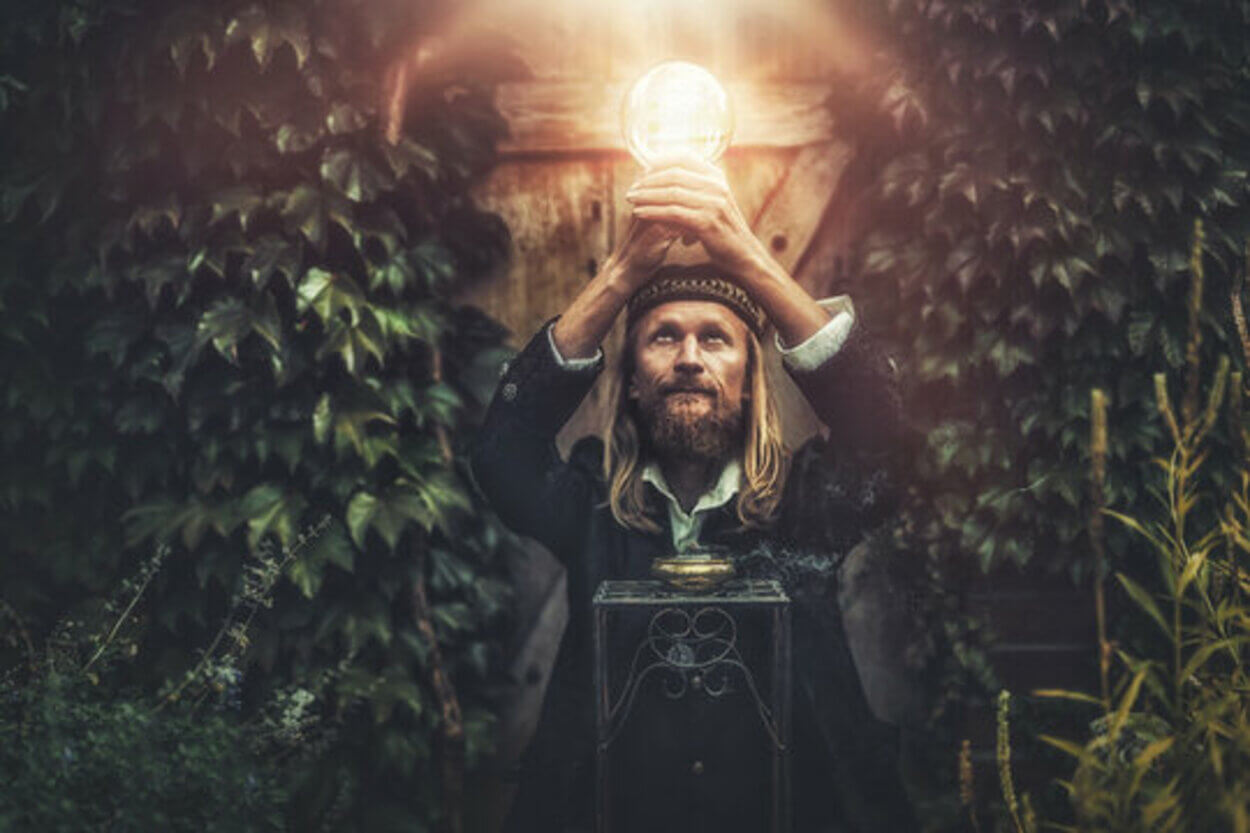 una persona sosteniendo una bombilla sobre su cabeza