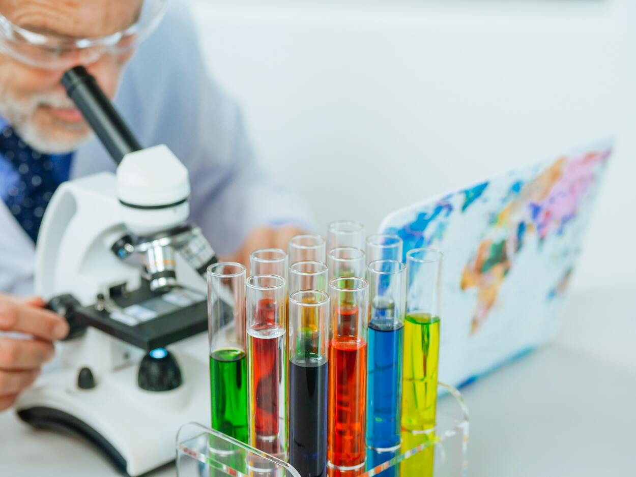 Una imagen que muestra varios productos químicos de colores en tubos de ensayo