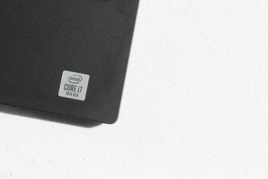 Una imagen de una computadora portátil con un procesador Intel Core i7 de 10.ª generación