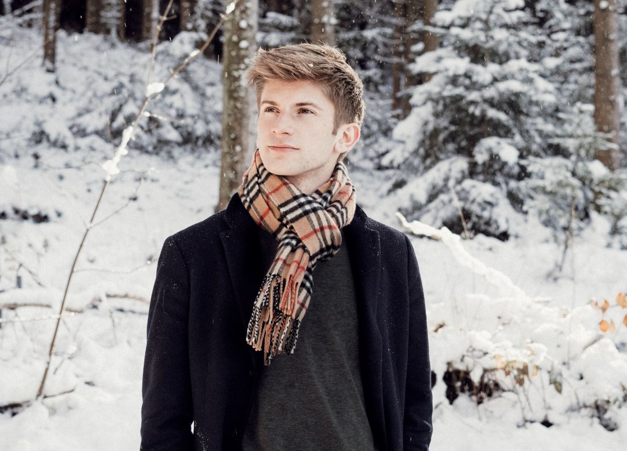 Sus clásicas bufandas de cachemir te dan un look elegante.