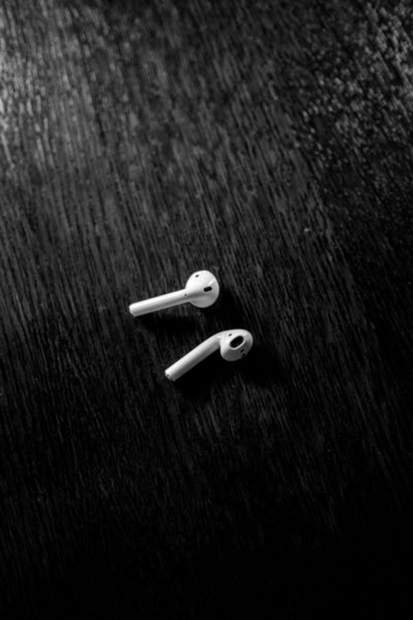 Una fotografía de auriculares colocados sobre un fondo negro