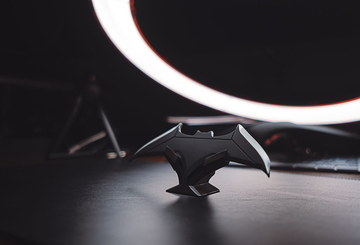 El símbolo de Batman como una cosa de acero.