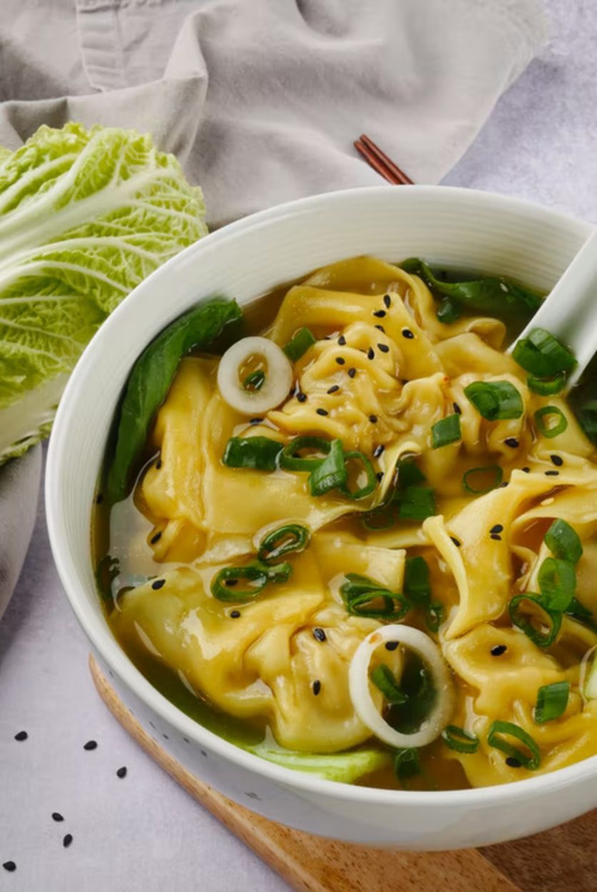 Un plato de sopa wonton