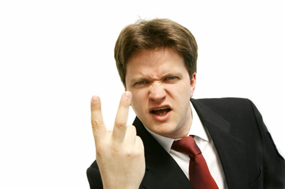 Una imagen de una persona con ira y rabia, maldiciendo a alguien.