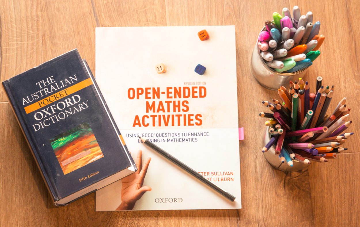 Los libros se apilan uno encima del otro