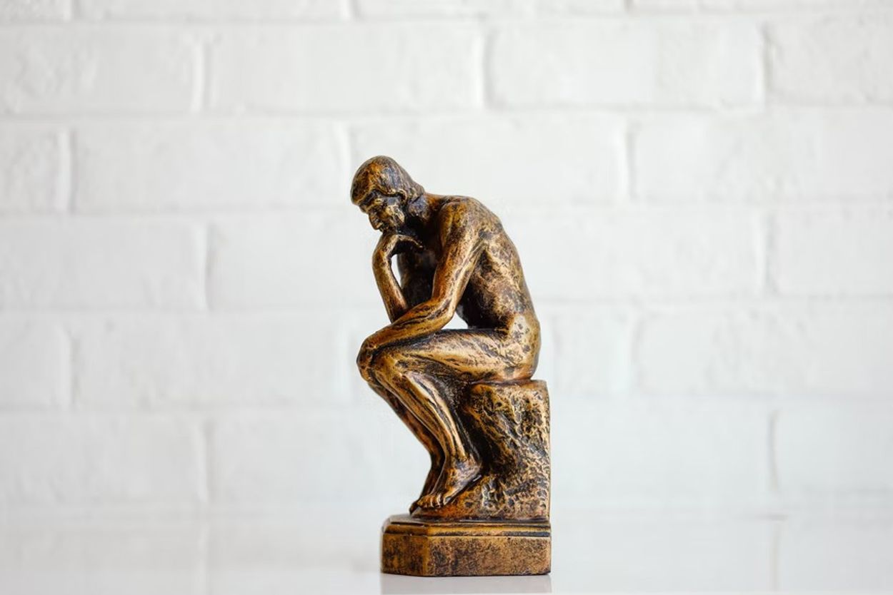 Lógica vs. retórica (diferencia explicada): todas las diferencias Estatua de bronce