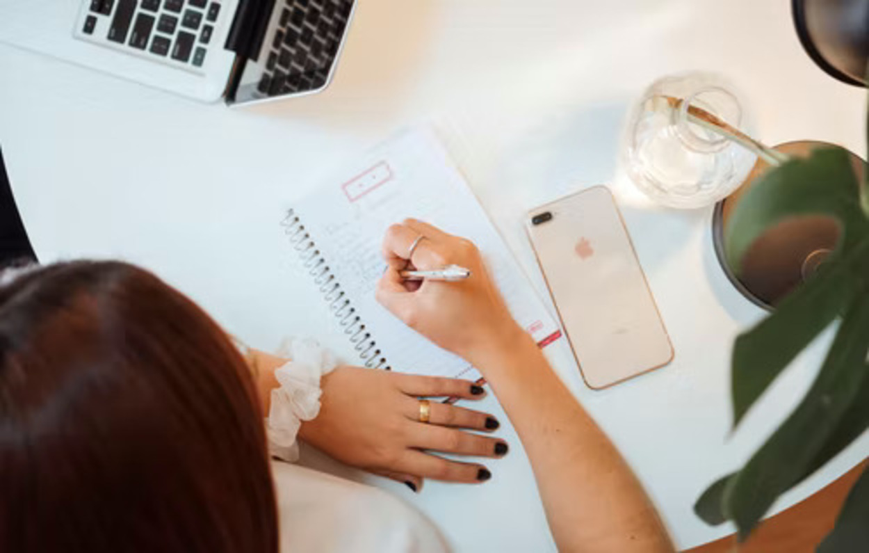 Una persona tomando notas.