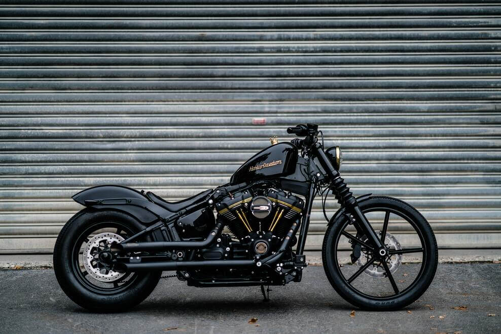 Una foto de una Harley Davidson negra;  Motocicleta