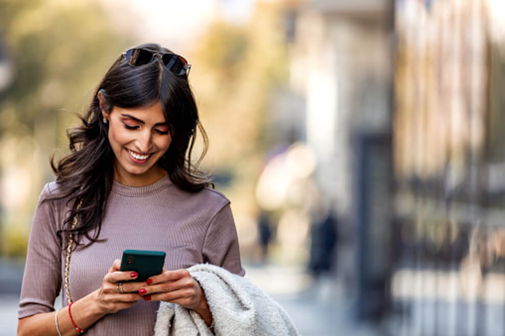 Las diferencias en las características faciales de los caucásicos entre varios países europeos: todas las diferencias Una imagen que muestra a mujeres caucásicas enviando mensajes de texto a otras personas.