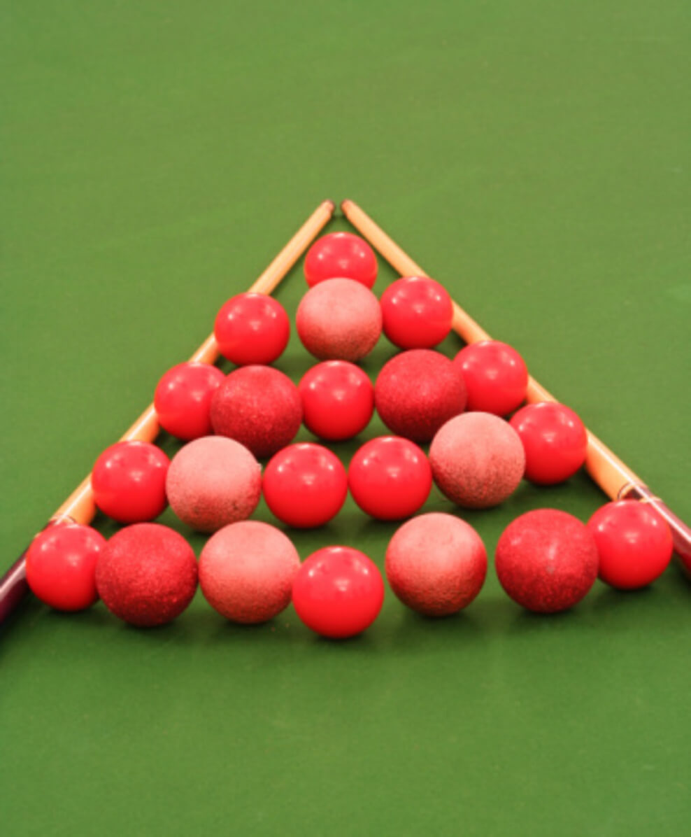 Una imagen de tantos tacos de billar apilados juntos