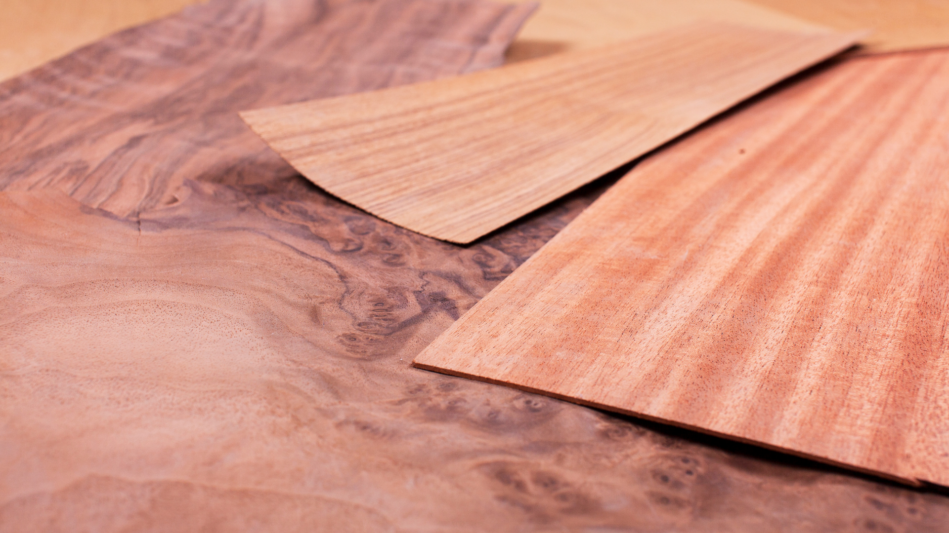 Madera contrachapada en un piso