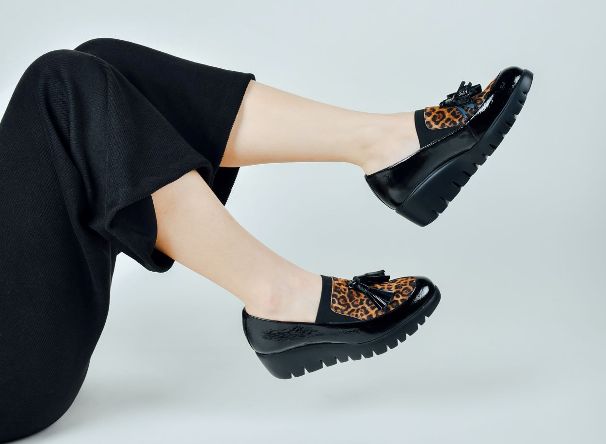 Las zapaterías estadounidenses utilizan el dispositivo Brannock para una medición precisa