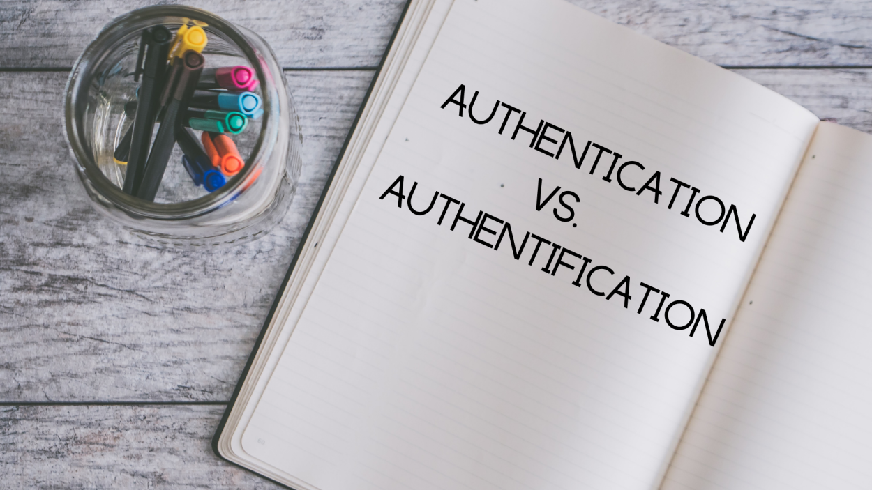 Un cuaderno junto a un bote de rotuladores.